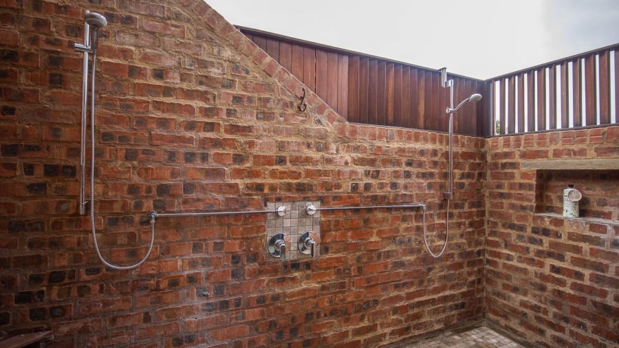 5 Bedroom Property for Sale in The Coves North West